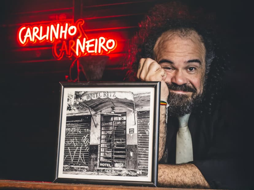 Carlinhos Carneiro divulga primeiro álbum solo e lança a faixa-título “Hotel Hitz” como single
